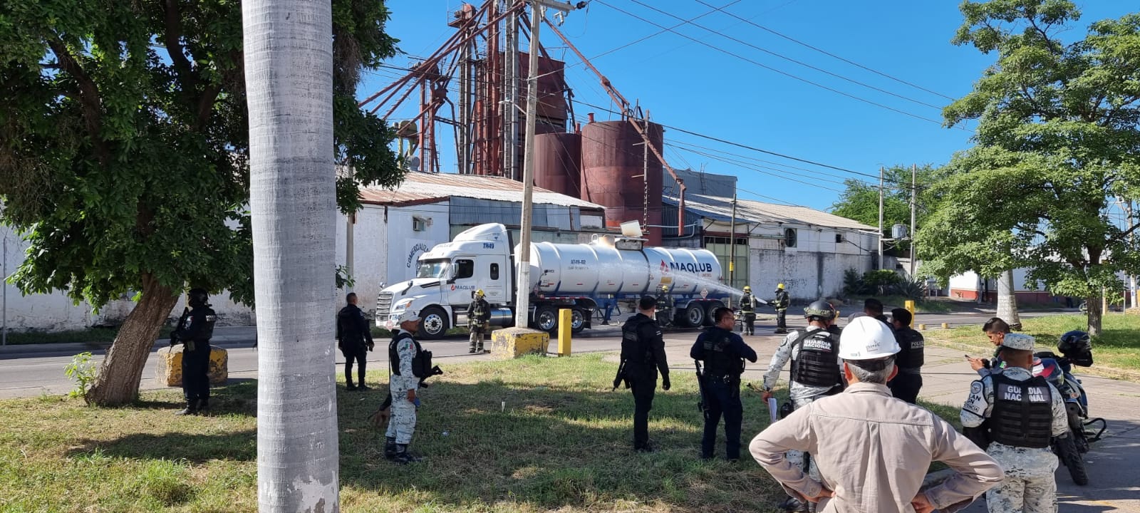 Incendio de una pipa en Culiacán moviliza a bomberos
