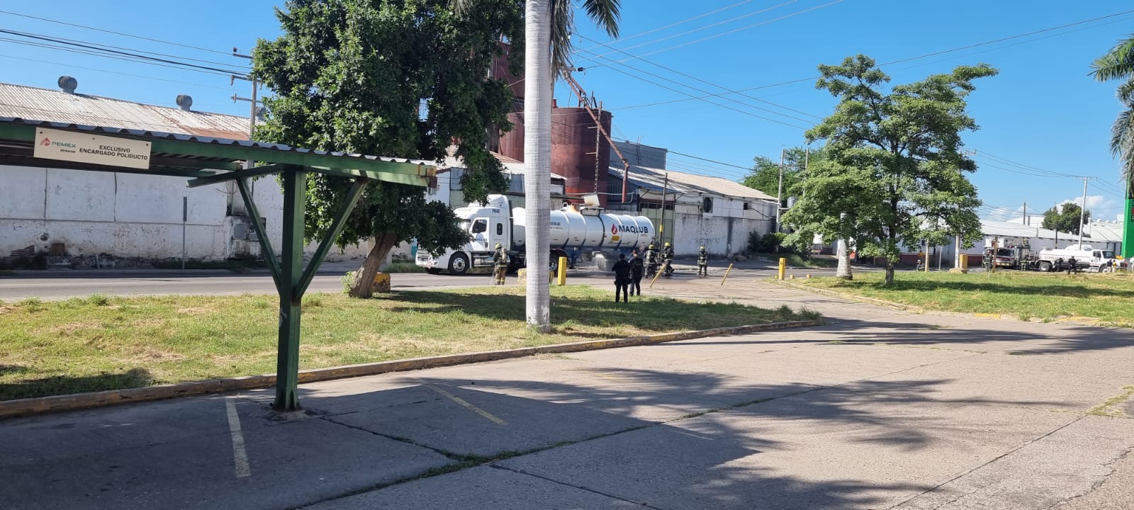 Pipa con combustible se incendia en Culiacán