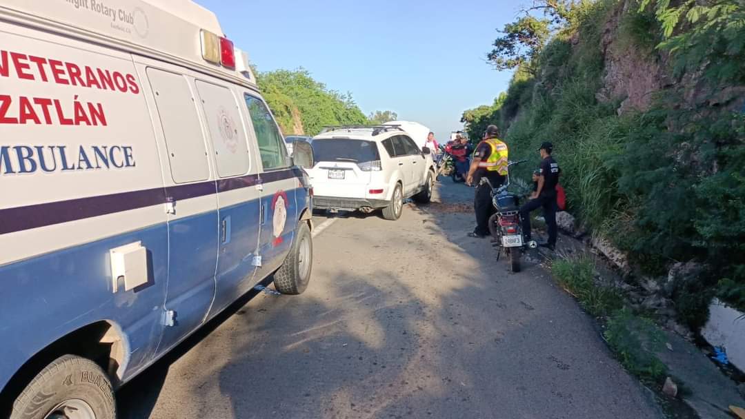 Choque por alcance deja daños materiales