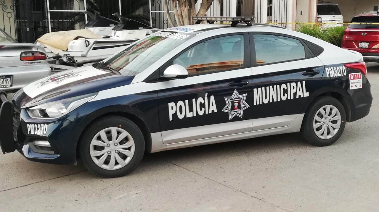 Policías detienen a hombre con arma de fuego