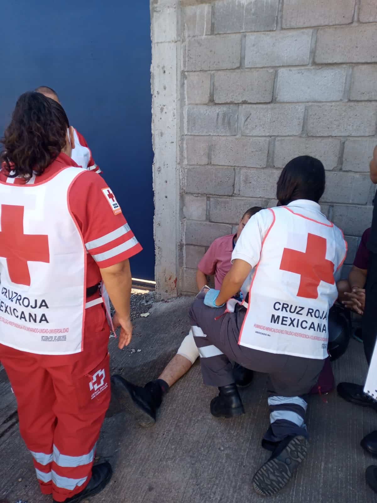 Escolta de funcionarios del gobierno de Rocha choca contra el auto de una mujer en Culiacán