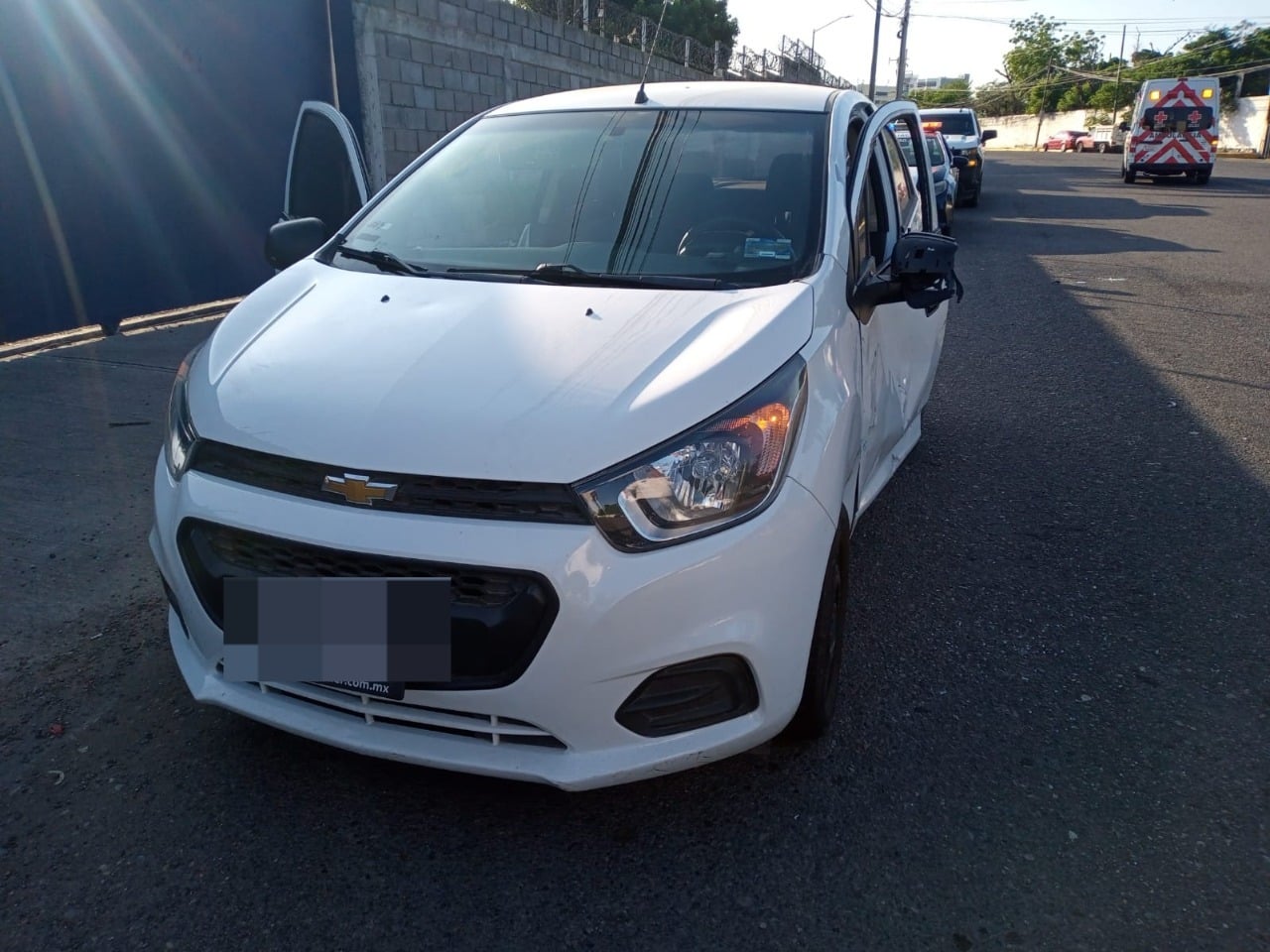 Escolta de funcionarios del gobierno de Rocha choca contra el auto de una mujer en Culiacán