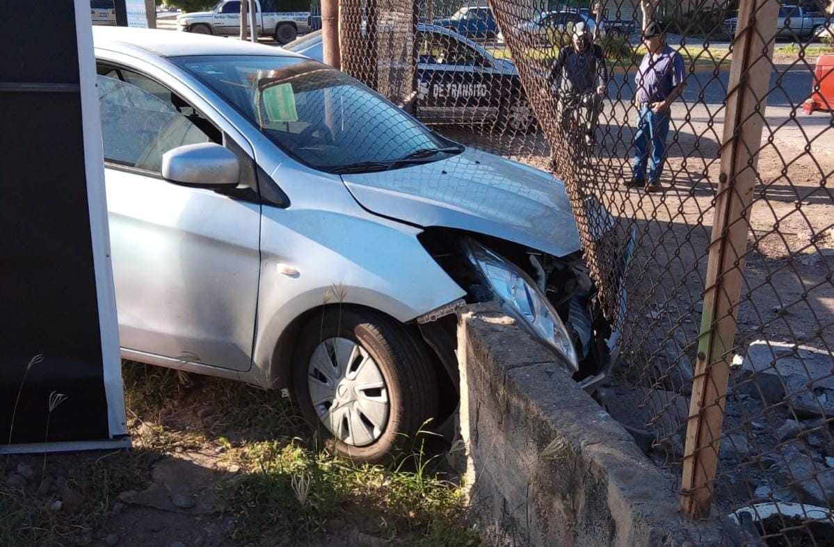 Vídeo: Andrea no cedió el paso, choca y termina estrellándose contra un taller en Guasave