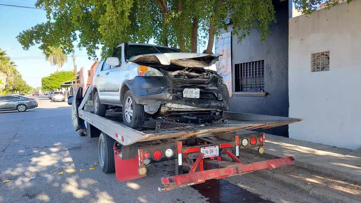 ¡Dos mujeres pararon hasta el hospital! Se registra fuerte carambola en Los Mochis