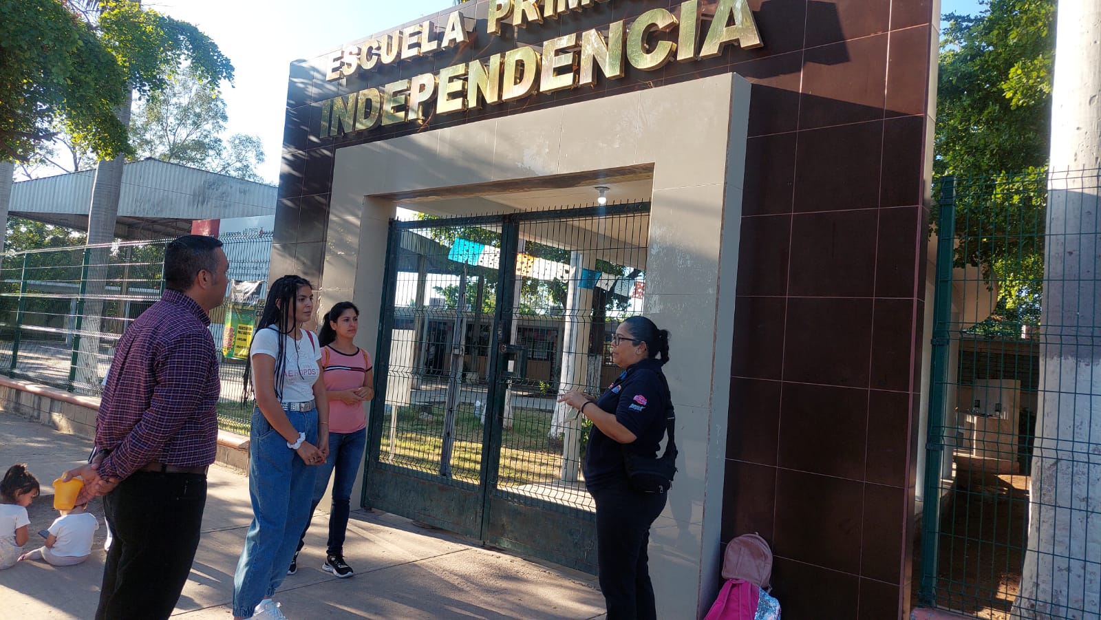 Piden destitución de maestra acusada de obligar a niños a golpear muros de concreto en escuela de Los Mochis