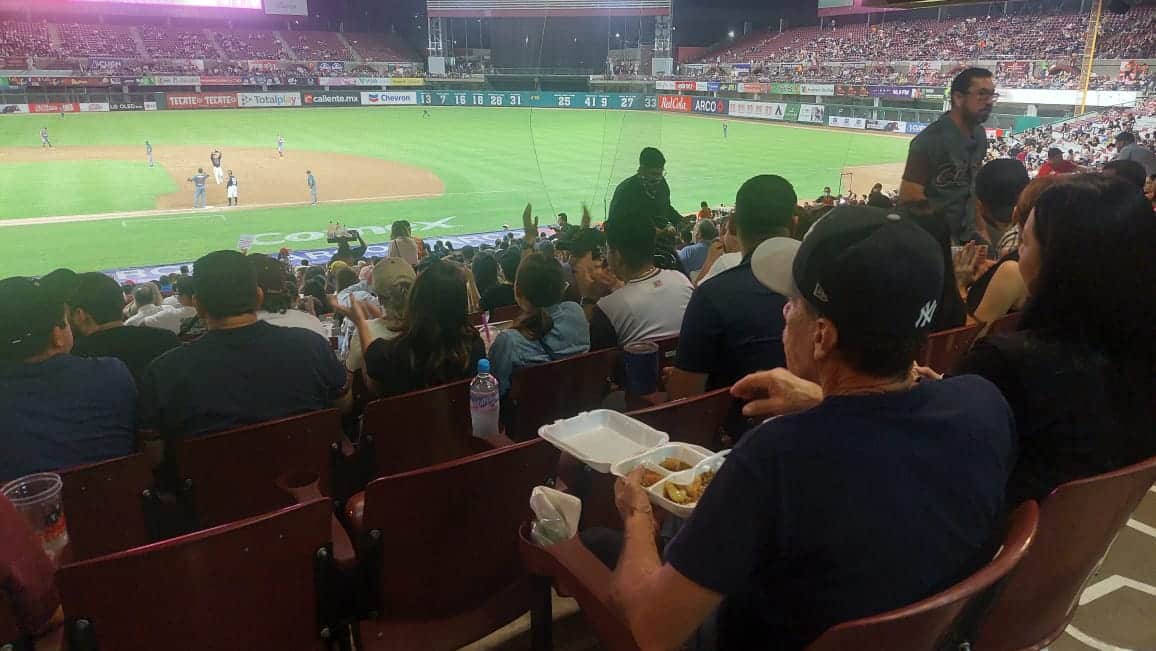 ¡Alitas, boneless, papas y más! Y a ti, ¿qué se te antoja comer cuando vas al beisbol? Esto dicen los 