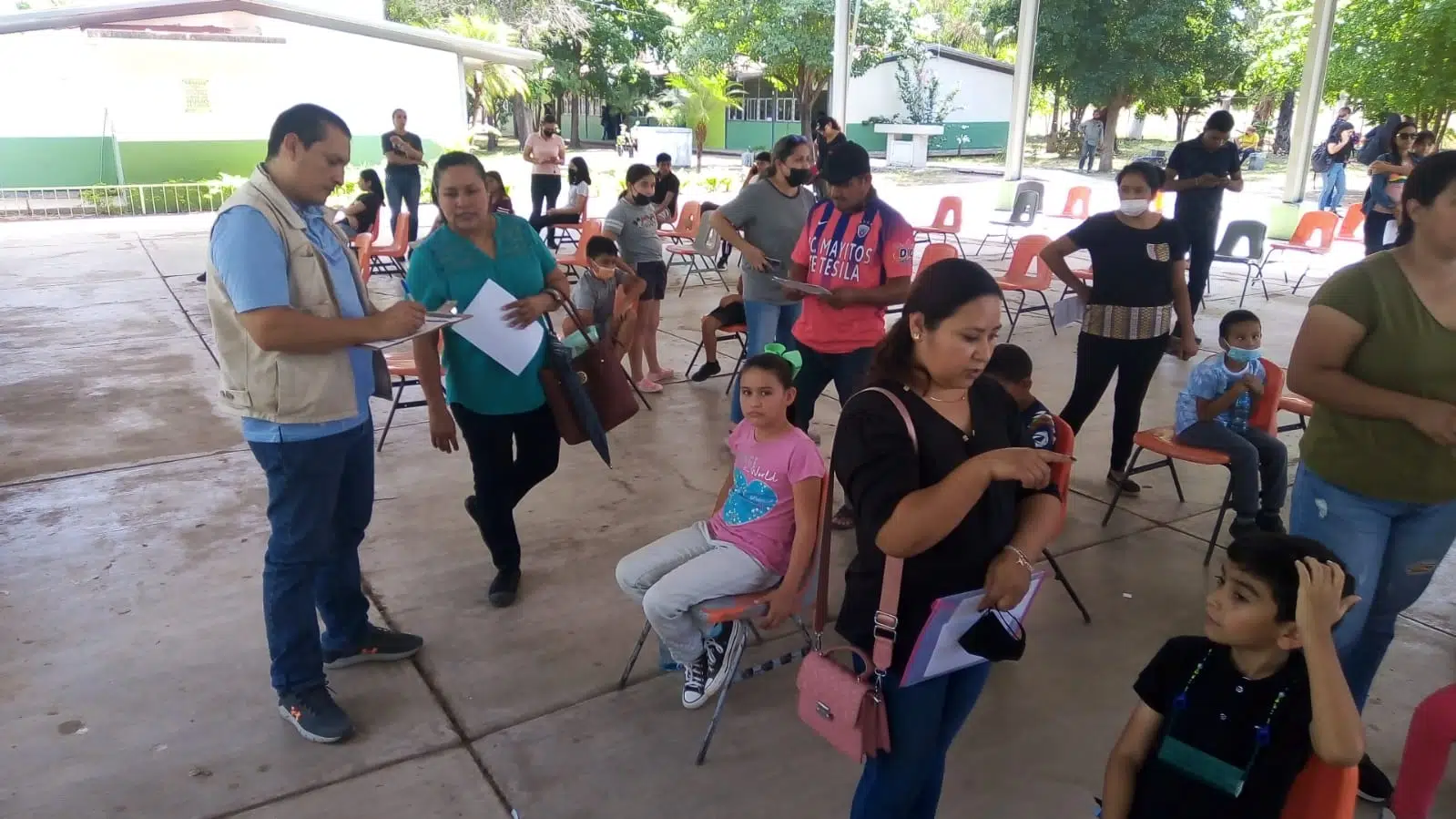 Video: ¡Tenían miedo! Niños no querían la vacuna contra el COVID-19, pero brigadistas los convencieron