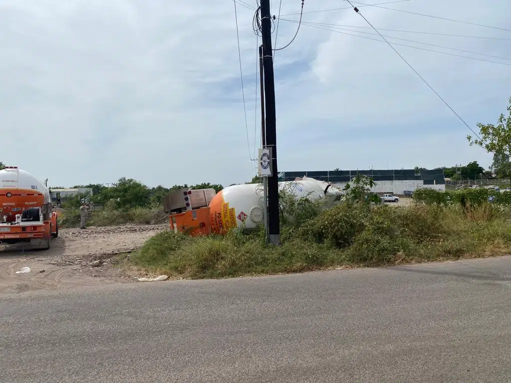Vuelca pipa de gas en la colonia Puntas de Humaya, en Culiacán