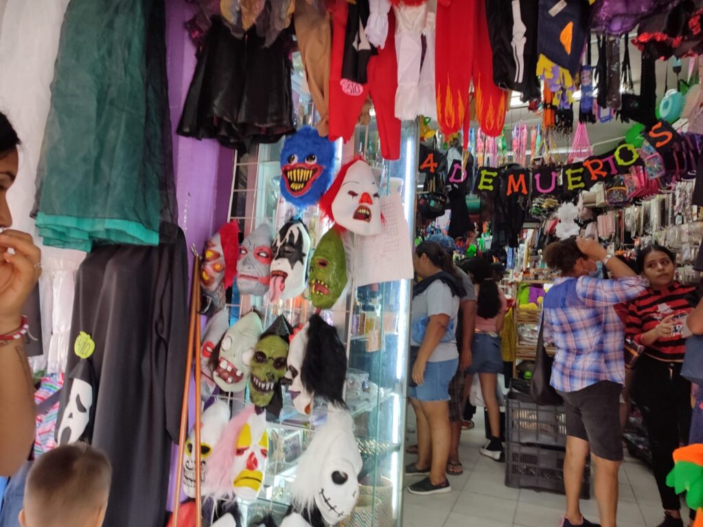 ¡Se olvidan de La Catrina! Adultos compran disfraces sexys para celebrar el Halloween en Mazatlán / Fotos Hugo Rodríguez