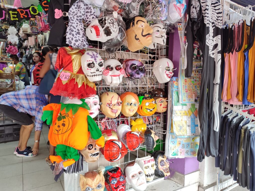 ¡Se olvidan de La Catrina! Adultos compran disfraces sexys para celebrar el Halloween en Mazatlán / Fotos Hugo Rodríguez