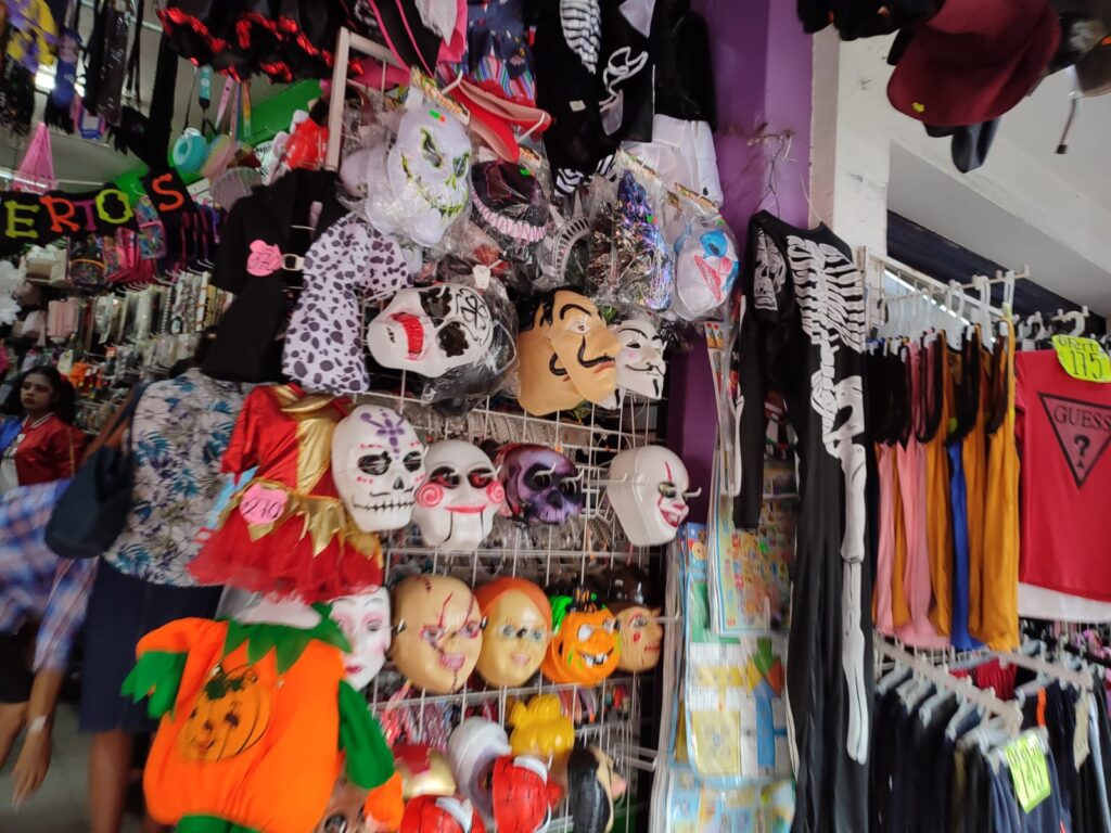 ¡Se olvidan de La Catrina! Adultos compran disfraces sexys para celebrar el Halloween en Mazatlán