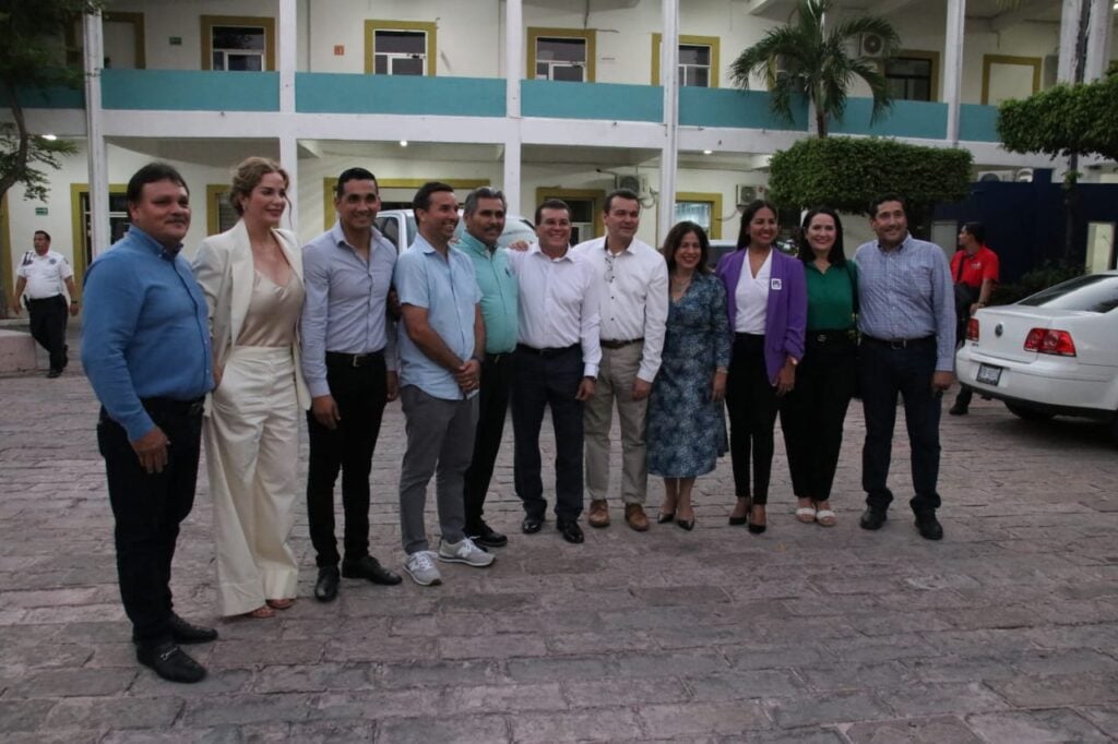 Entre aplausos y vivas reciben regidores al alcalde sustituto de Mazatlán /Fotos Juan Luis Vargas