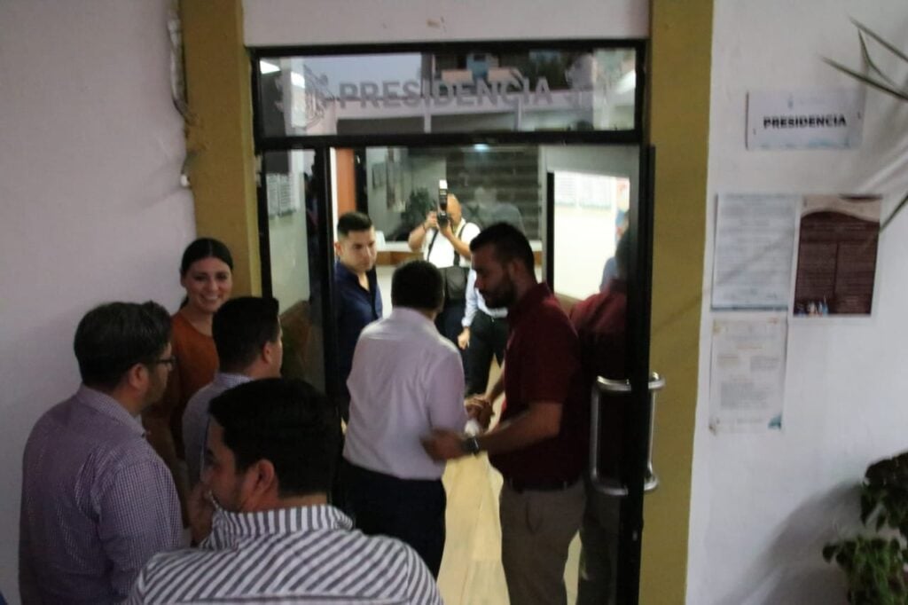 Entre aplausos y vivas reciben regidores al alcalde sustituto de Mazatlán /Fotos Juan Luis Vargas