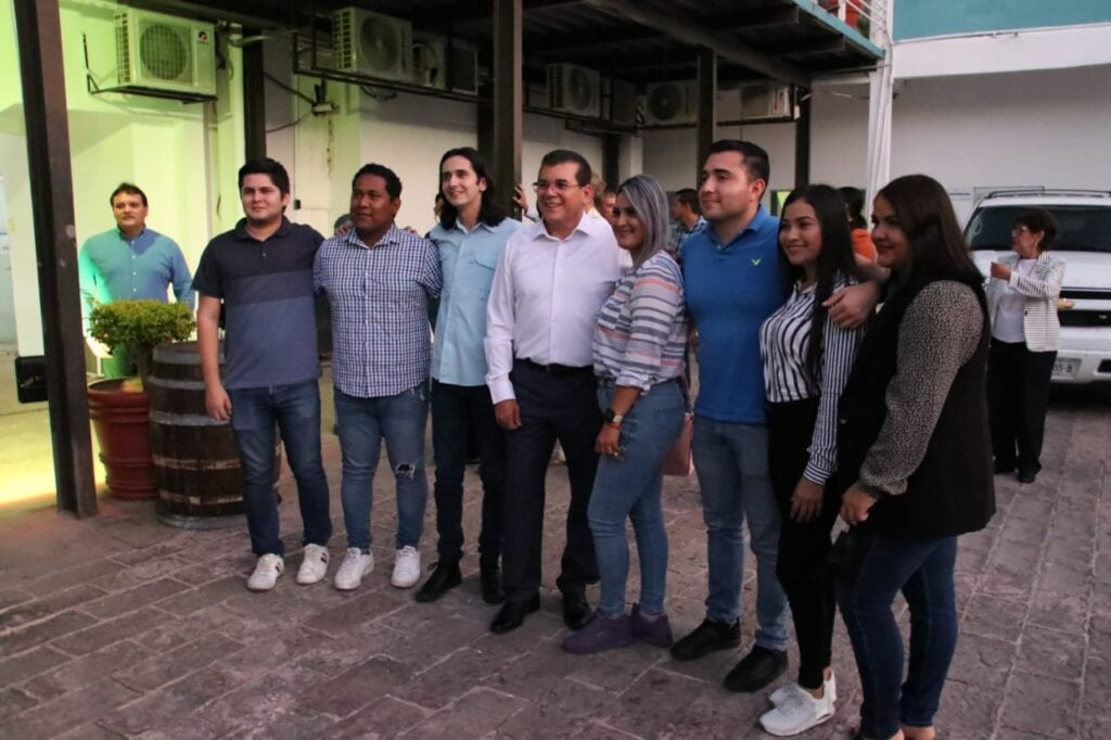 Entre aplausos y vivas reciben regidores al alcalde sustituto de Mazatlán /Fotos Juan Luis Vargas