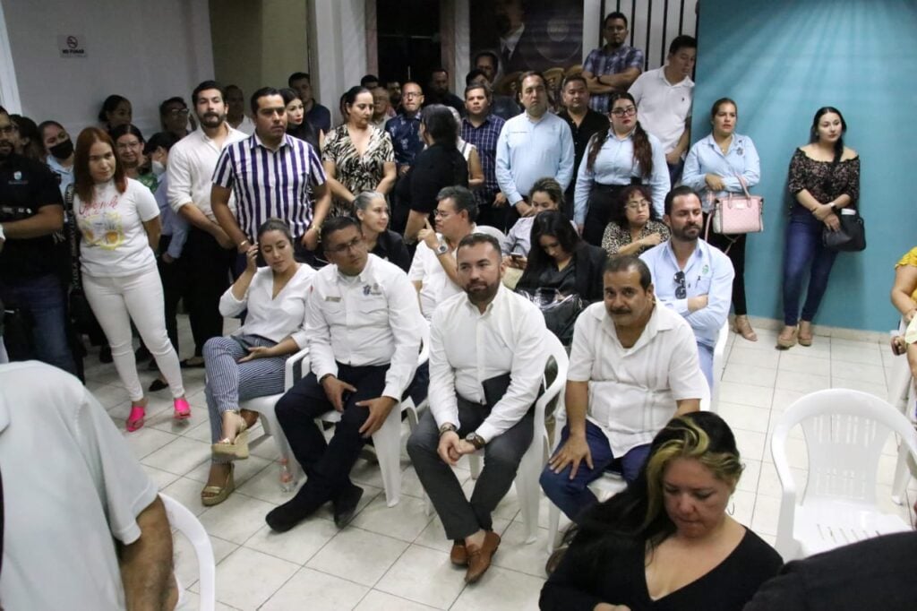 Entre aplausos y vivas reciben regidores al alcalde sustituto de Mazatlán /Fotos Juan Luis Vargas