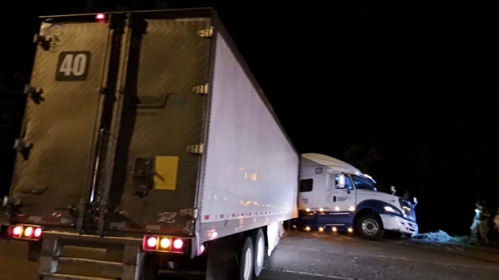 Por evadir un auto, trailero termina bloqueando la circulación al sur de Mazatlán