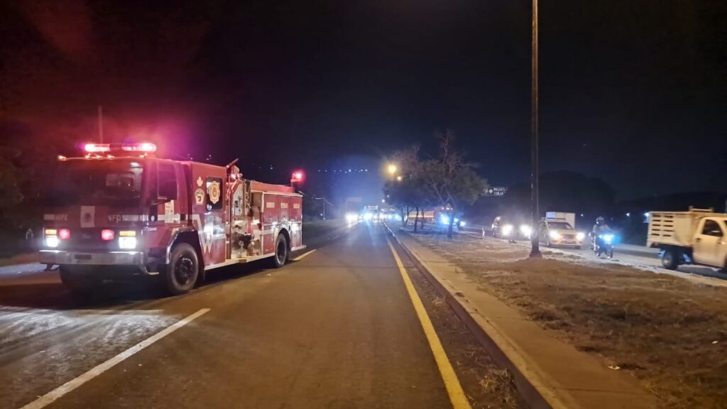 Por evadir un auto, trailero termina bloqueando la circulación al sur de Mazatlán