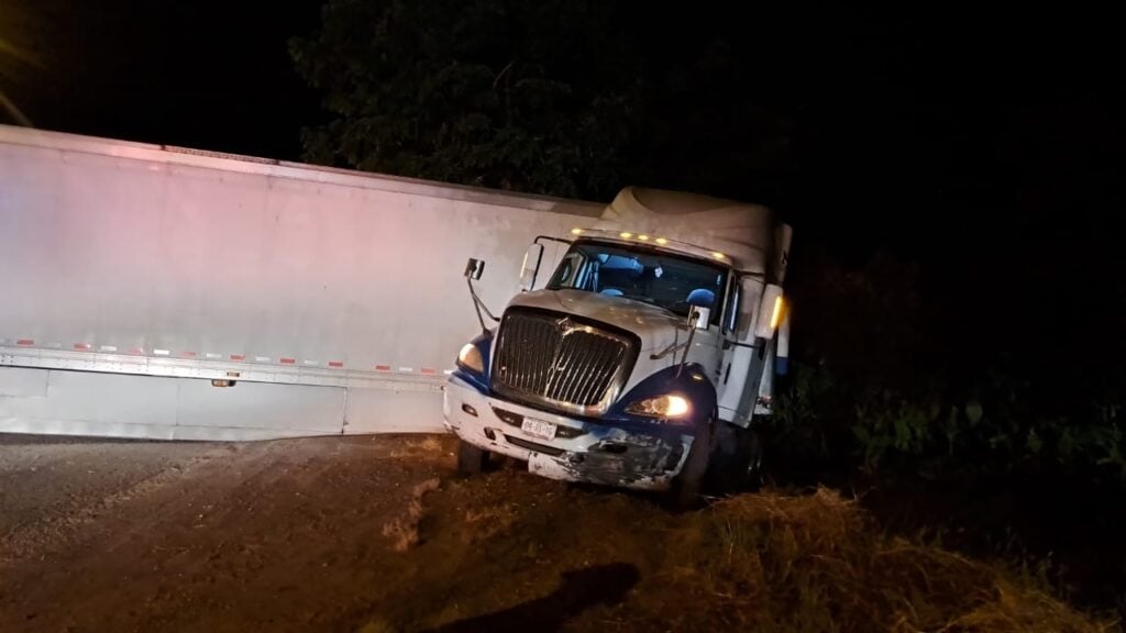 Por evadir un auto, trailero termina bloqueando la circulación al sur de Mazatlán