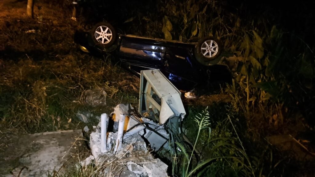 Por evadir un auto, trailero termina bloqueando la circulación al sur de Mazatlán