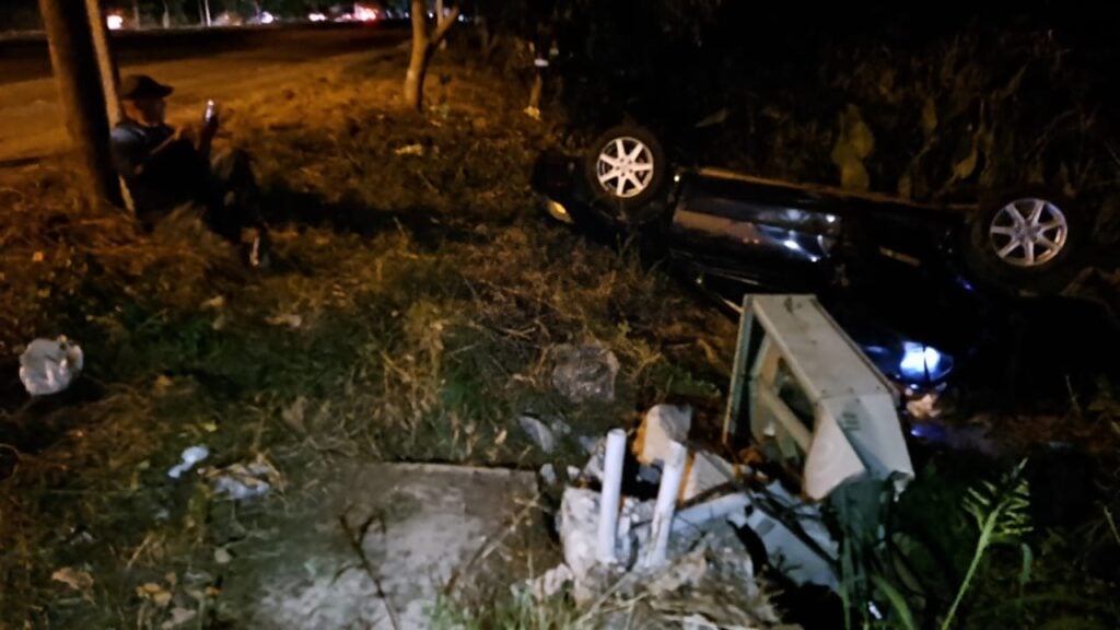 Por evadir un auto, trailero termina bloqueando la circulación al sur de Mazatlán