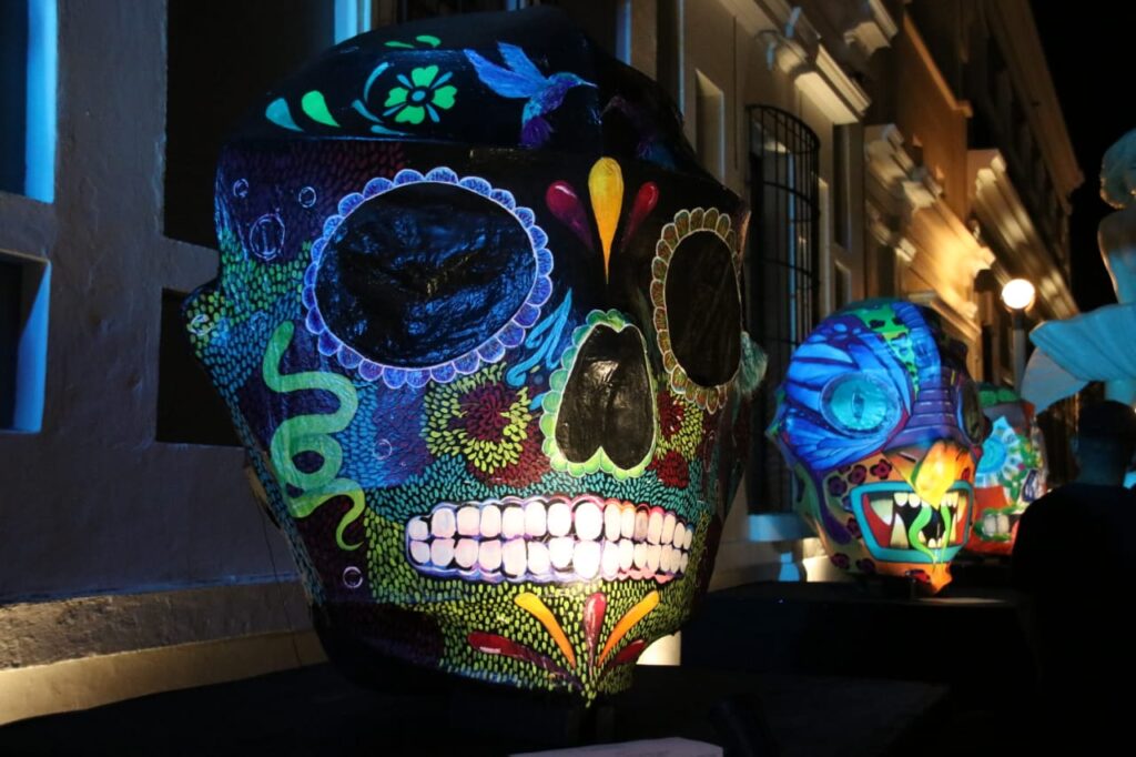 Exposición de cráneos en el callejón Liverpool / Foto Juan Luis Vargas