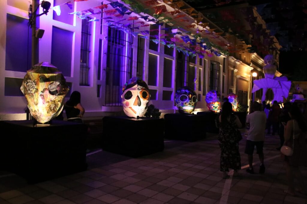 Exposición de cráneos en el callejón Liverpool / Foto Juan Luis Vargas