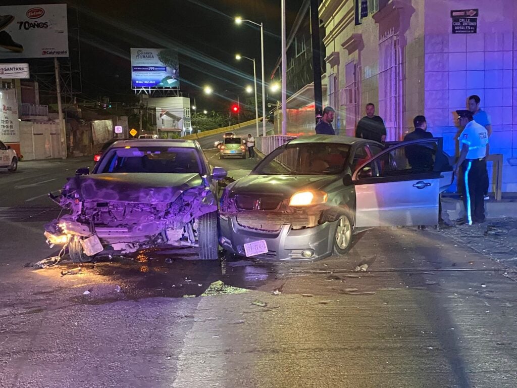 ¡Encontronazo en el Centro de Culiacán! Uno de los involucrados no respetó la luz roja del semáforo