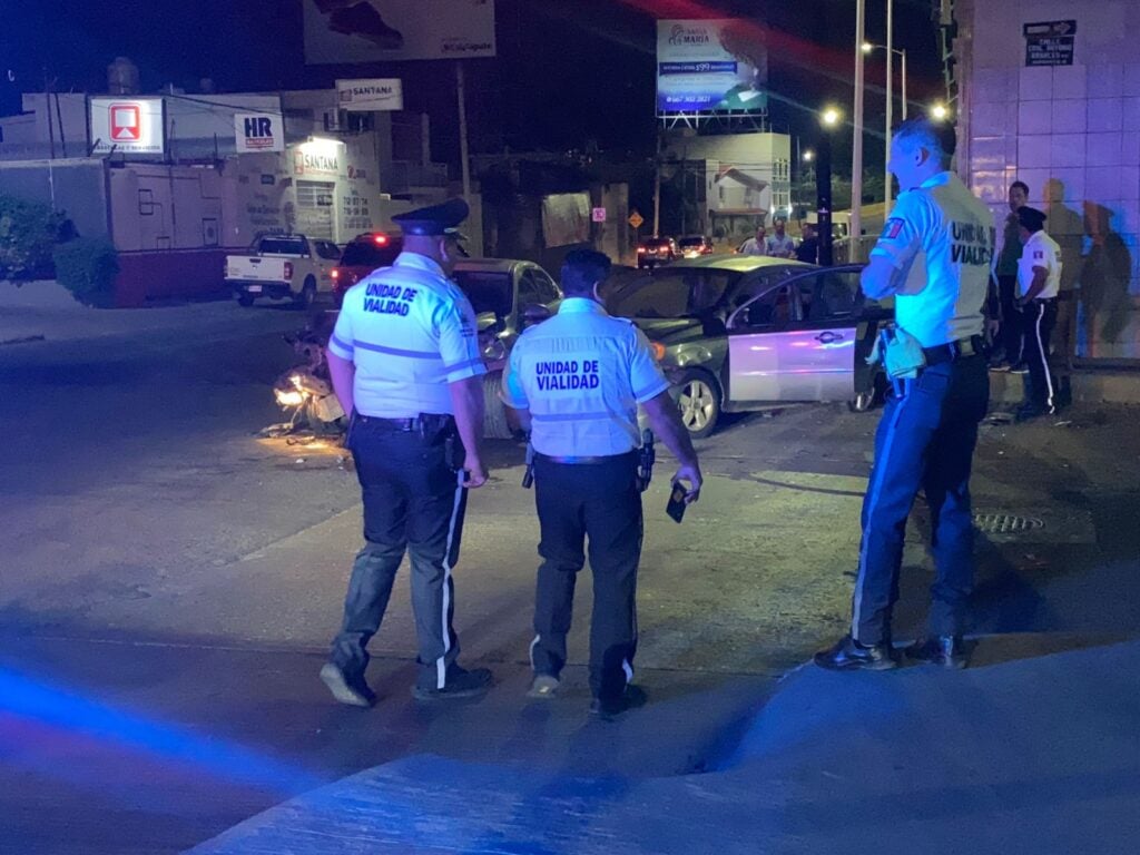 ¡Encontronazo en el Centro de Culiacán! Uno de los involucrados no respetó la luz roja del semáforo