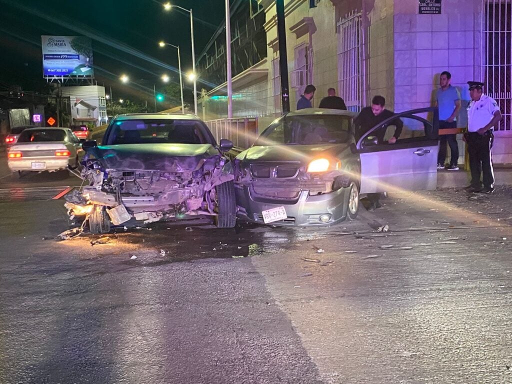 ¡Encontronazo en el Centro de Culiacán! Uno de los involucrados no respetó la luz roja del semáforo