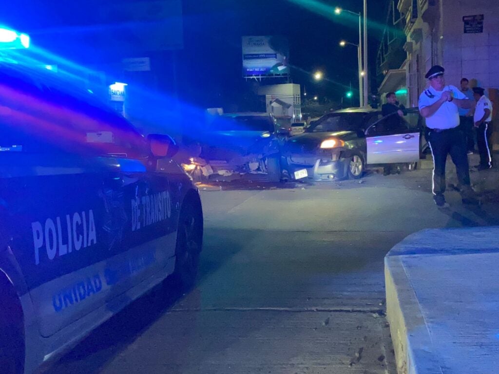 ¡Encontronazo en el Centro de Culiacán! Uno de los involucrados no respetó la luz roja del semáforo