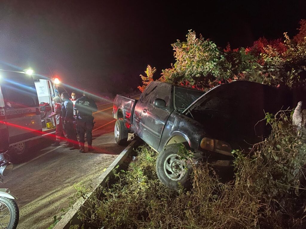 ¡Más animales sueltos! Vaca provoca accidente automovilístico por la carretera Culiacán-Imala