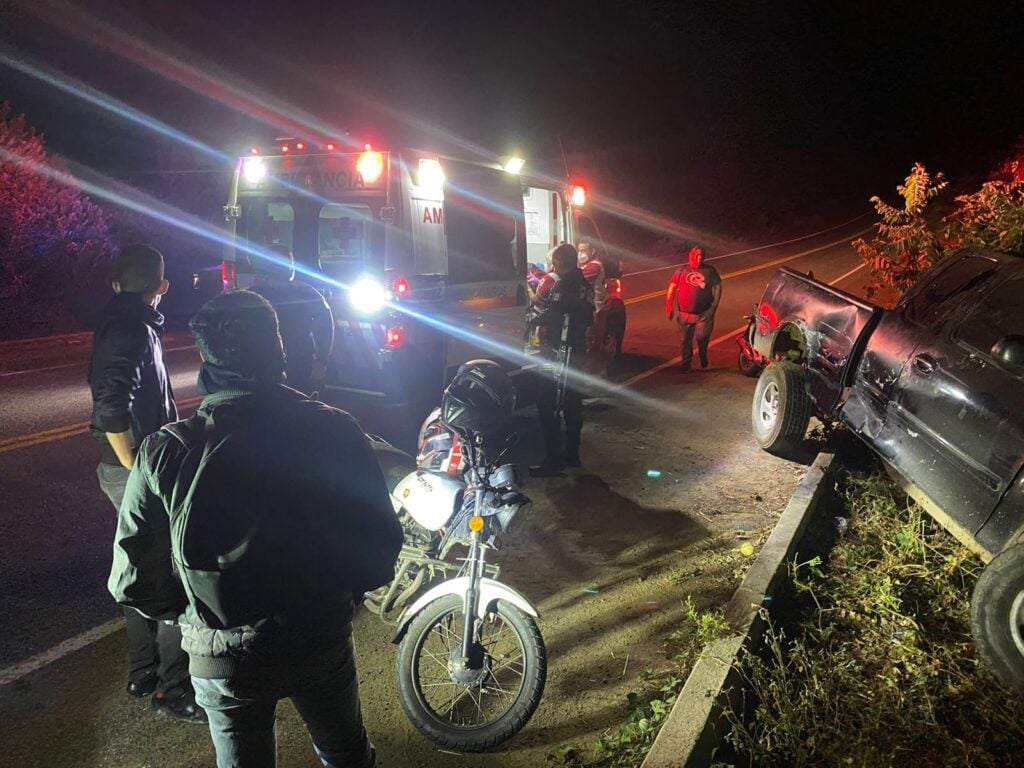 ¡Más animales sueltos! Vaca provoca accidente automovilístico por la carretera Culiacán-Imala / Fotos Gilberto Meza