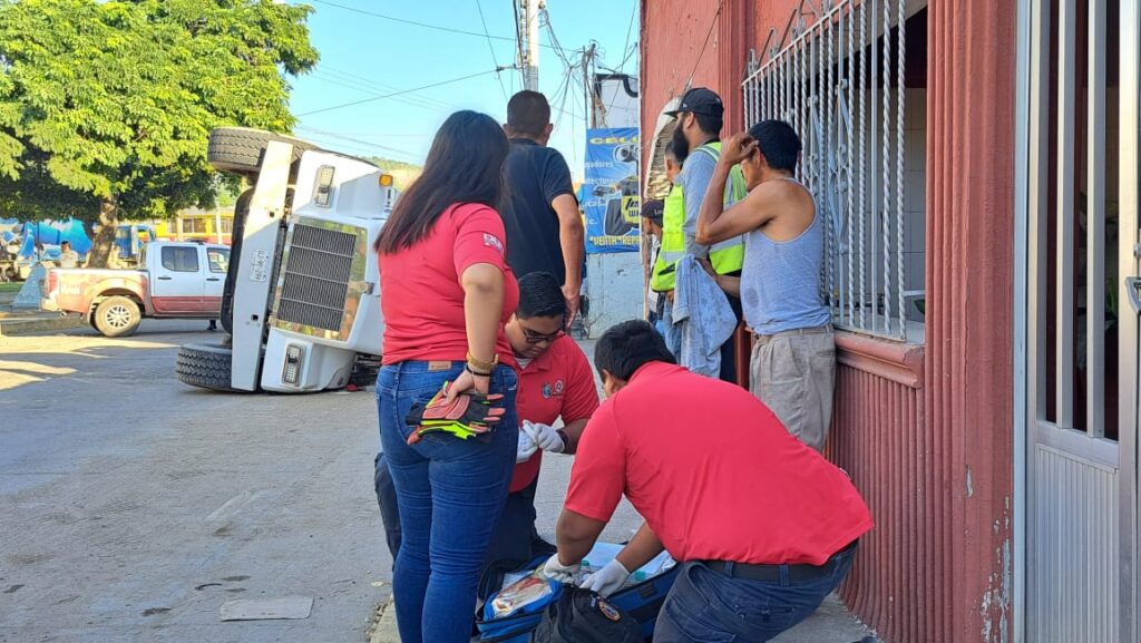 Grúa causa volcadura de camión revolvedor de concreto en Mazatlán; el responsable se dio a la fuga