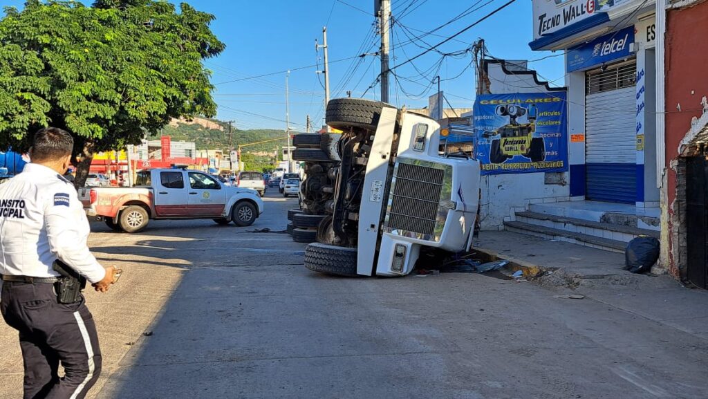 Grúa causa volcadura de camión revolvedor de concreto en Mazatlán; el responsable se dio a la fuga