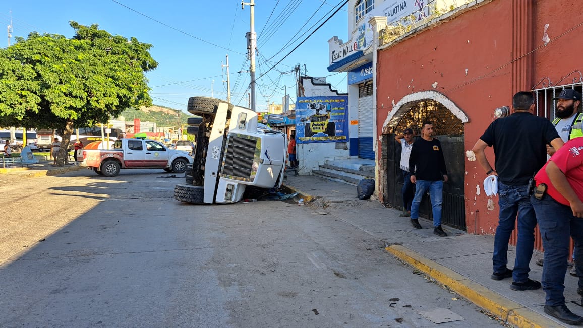Grúa causa volcadura de camión revolvedor de concreto en Mazatlán; el responsable se dio a la fuga