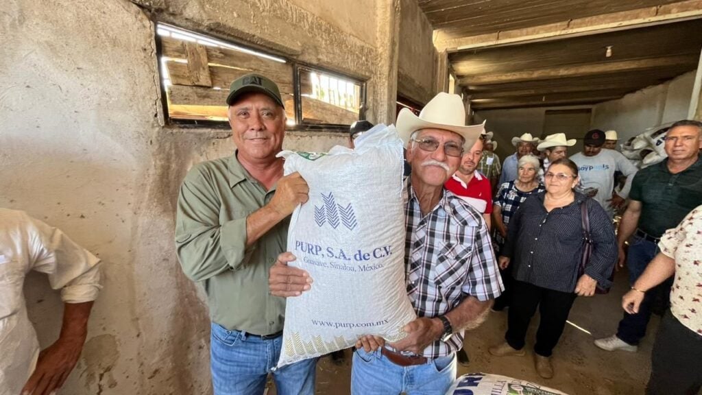 Ayuntamiento de El Fuerte entrega semilla a agricultores del Programa Emergente de Grano