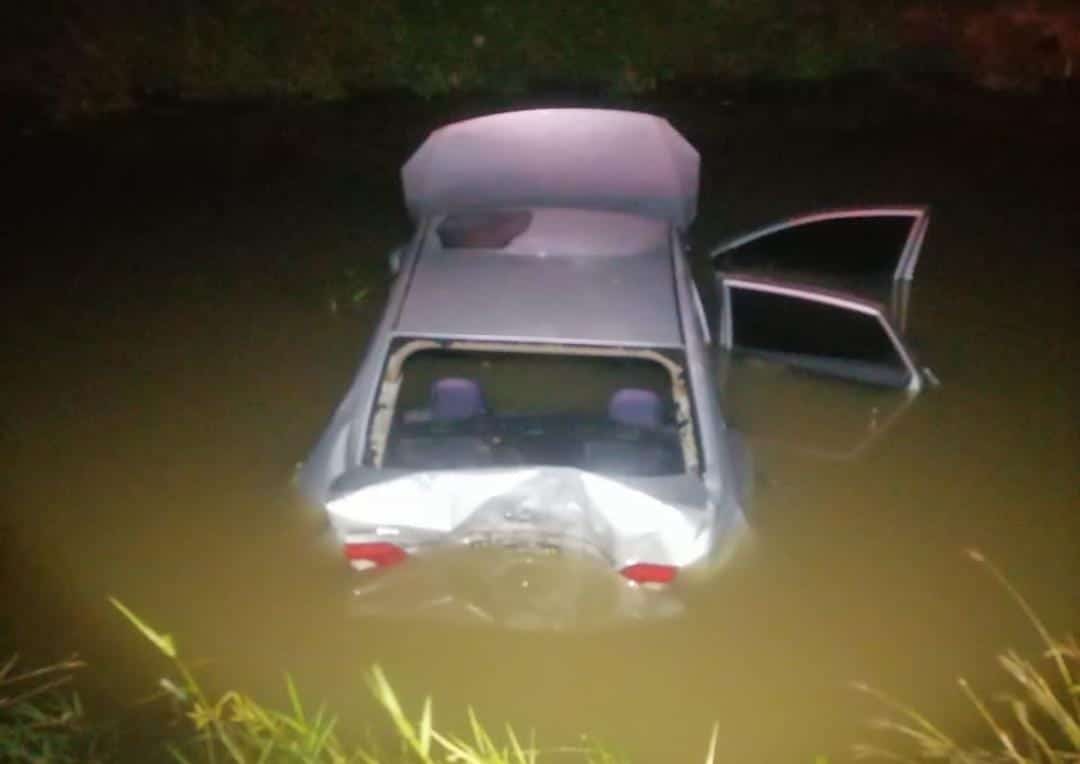 ¡Gran susto! Lo chocan y sale proyectado a un canal con todo y vehículo en Ahome