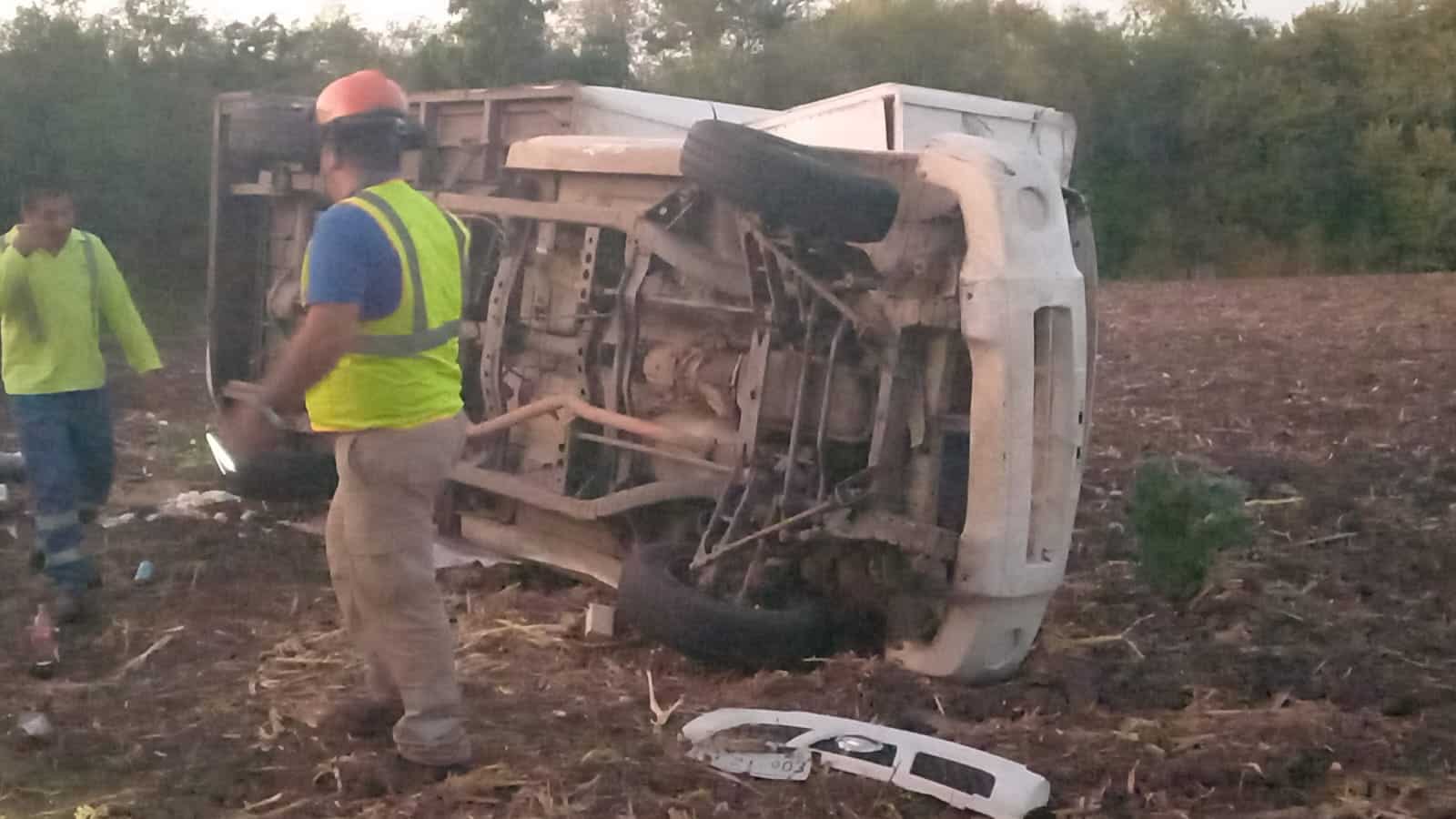¡Las flores y veladoras no llegaron a su destino! Vuelca camioneta sobre la maxipista Culiacán-Mazatlán