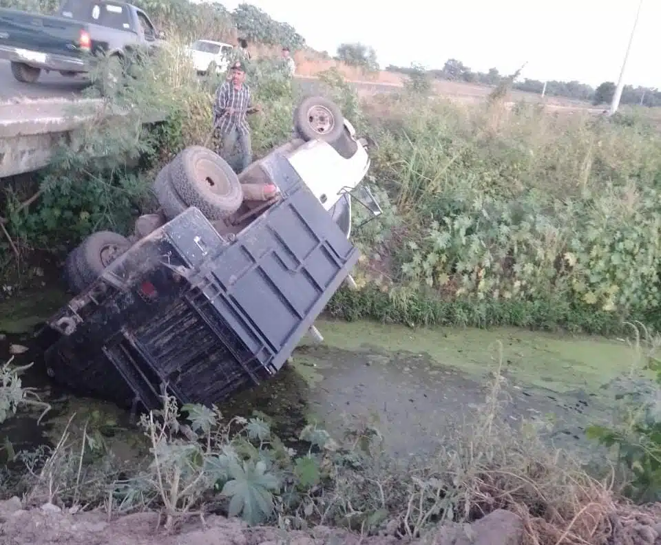 ¡Que susto se llevó! Chofer de una doble rodado termina volcado en un dren de Guasave