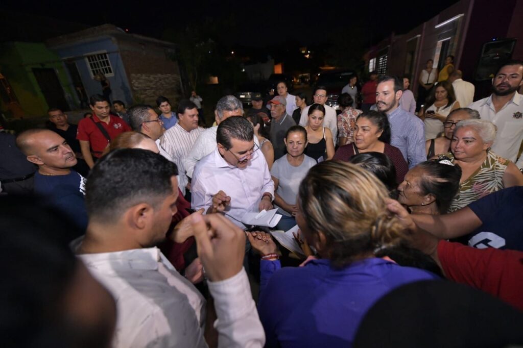 Se reúne alcalde Édgar González, con vecinos de Mazatlán para escuchar sus necesidades