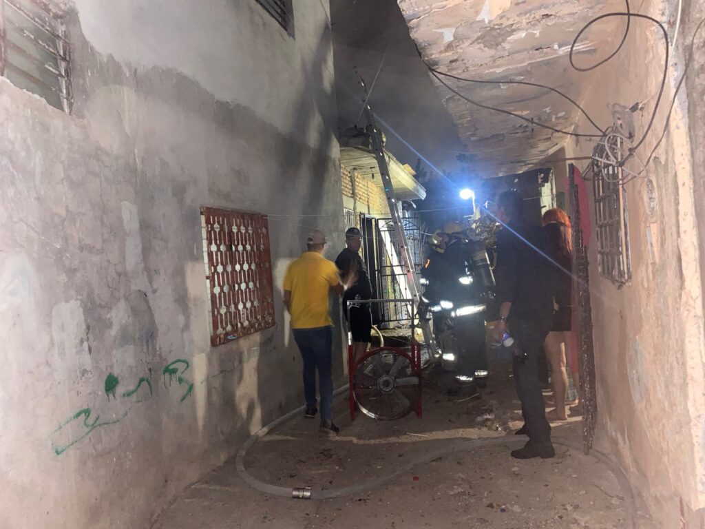 ¡El humo alertó a los vecinos y estos a los bomberos! Domicilio se incendia en Vallado Viejo, Culiacán