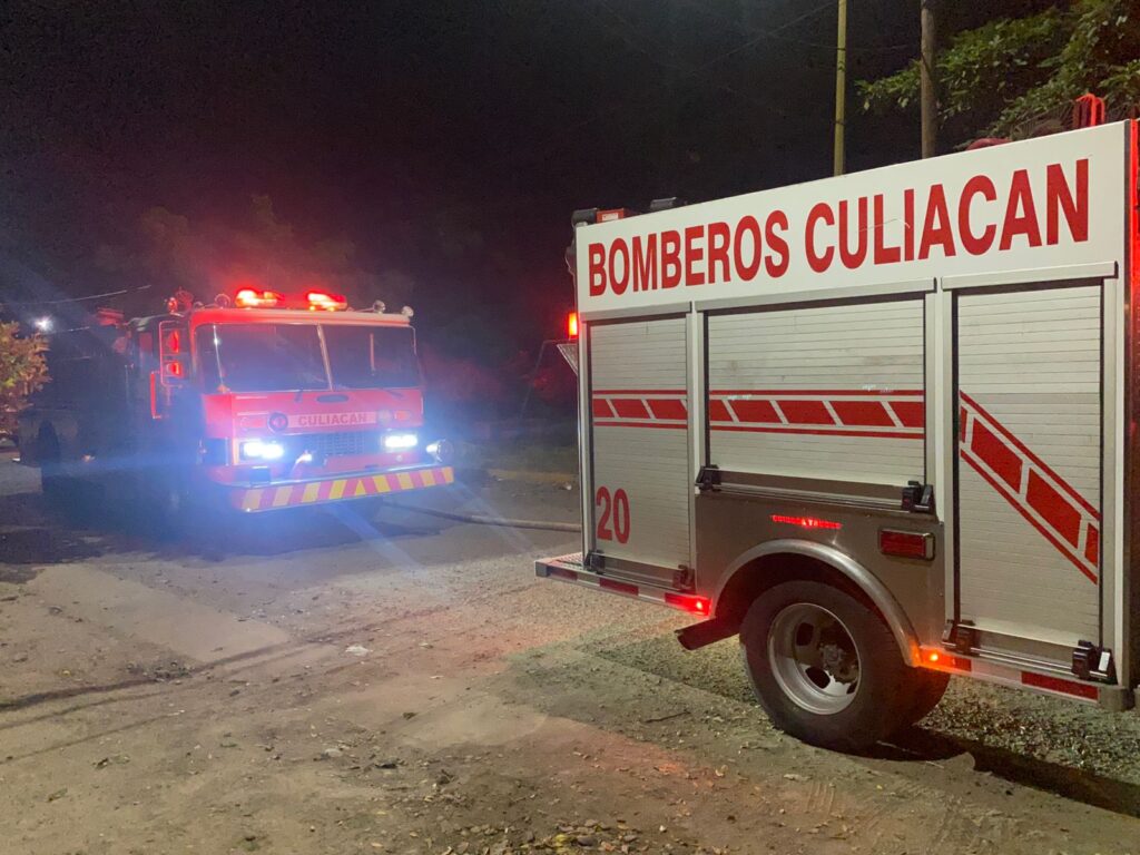 ¡El humo alertó a los vecinos y estos a los bomberos! Domicilio se incendia en Vallado Viejo, Culiacán