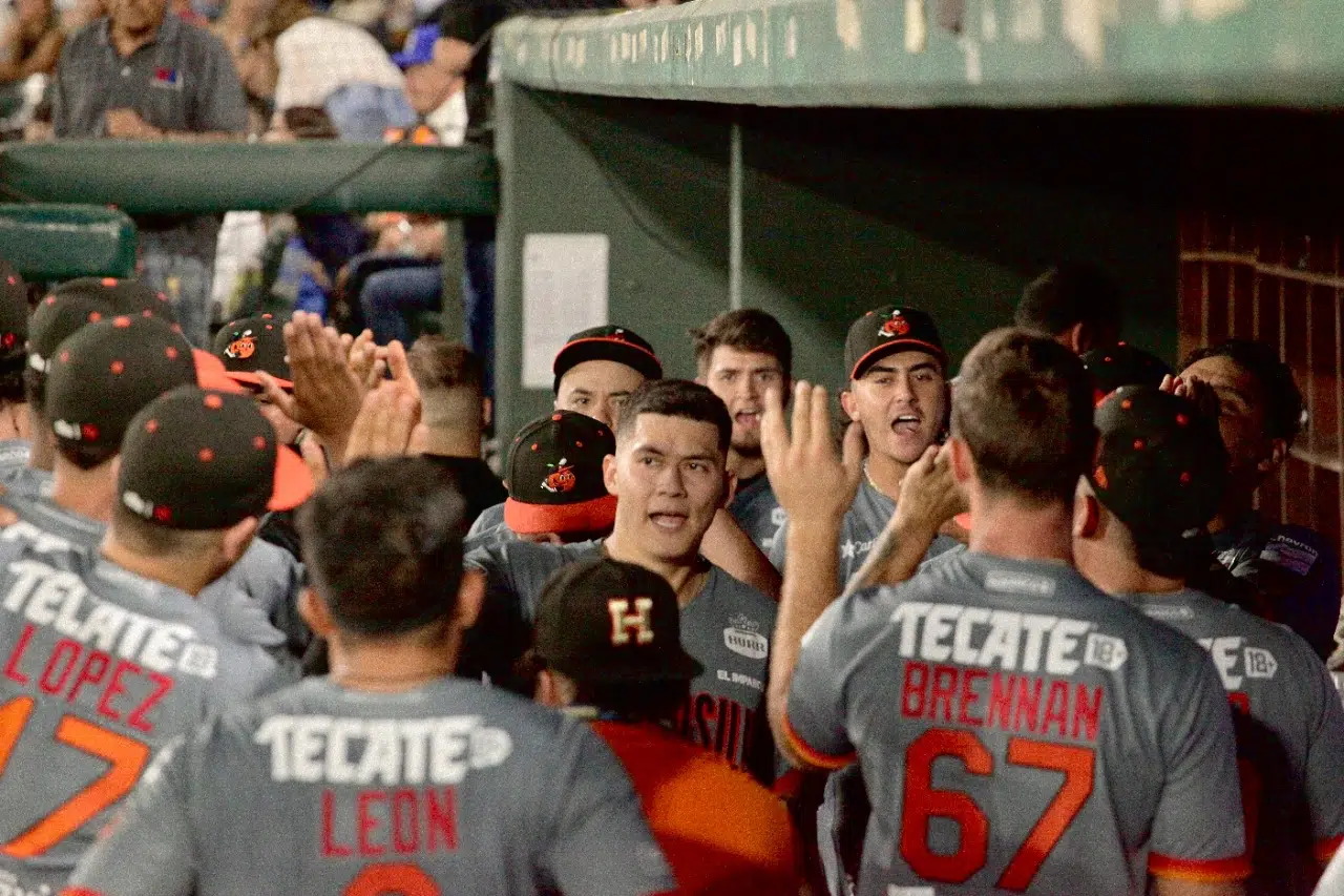 ¡En Obregón! Un histórico lanzó la primera bola, en el revés de los Yaquis ante Naranjeros