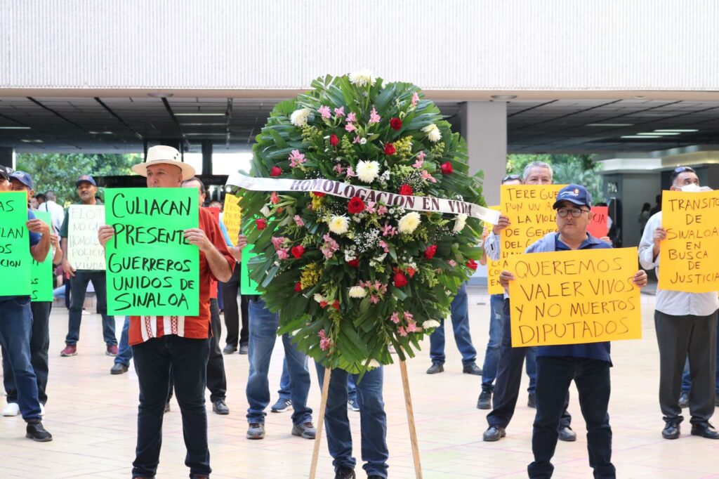 Manifestación de policías jubilados en Culiacán