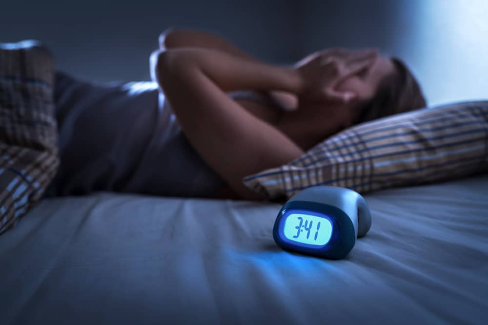Persona acostada en la cama