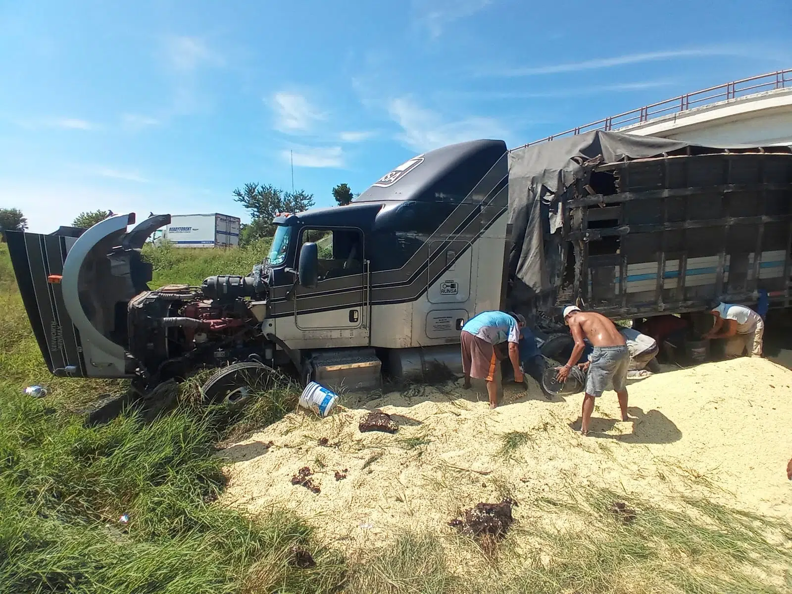 Tráiler cargado con maíz se descarrila por la carretera Mazatlán-Culiacán