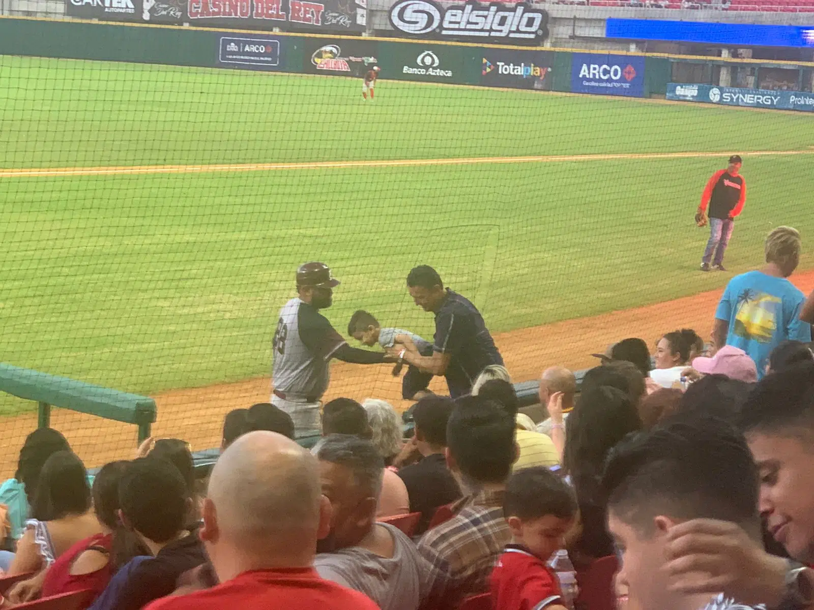 Niño se mete al estadio.