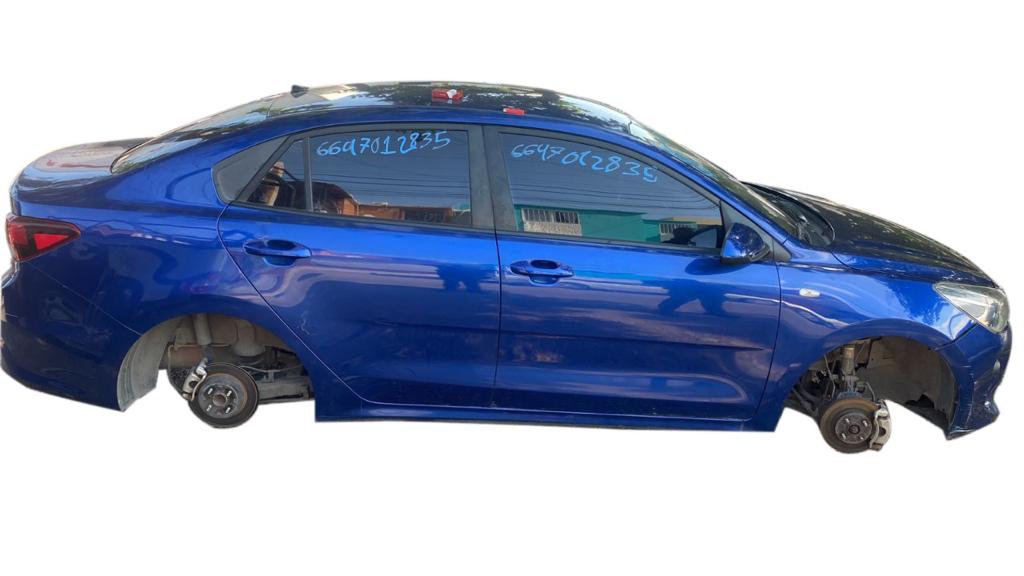 hombre desvalijando un automóvil