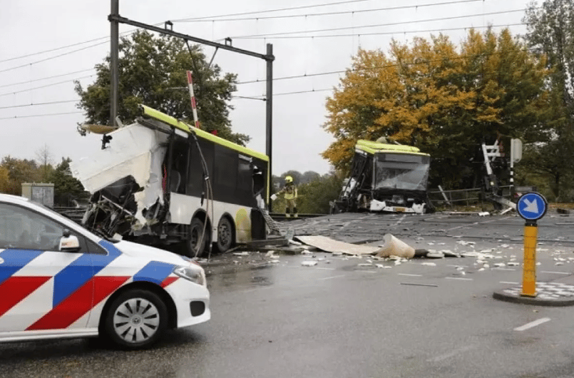 Tren choca con autobús