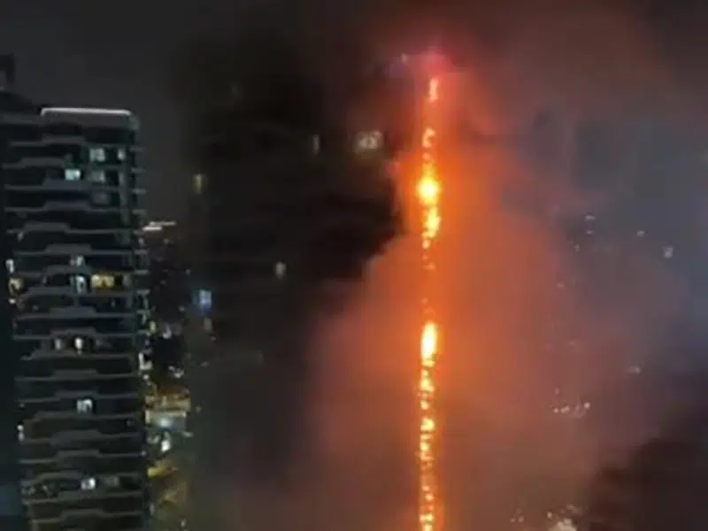 Incendio en edificio de Estambul